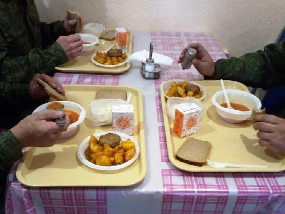 Военнослужащие обеспечены всеми необходимыми продуктами питания.