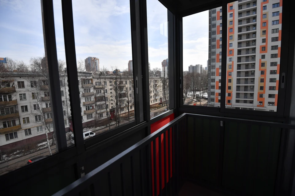 В Новосибирске пенсионерка застряла на лоджии.