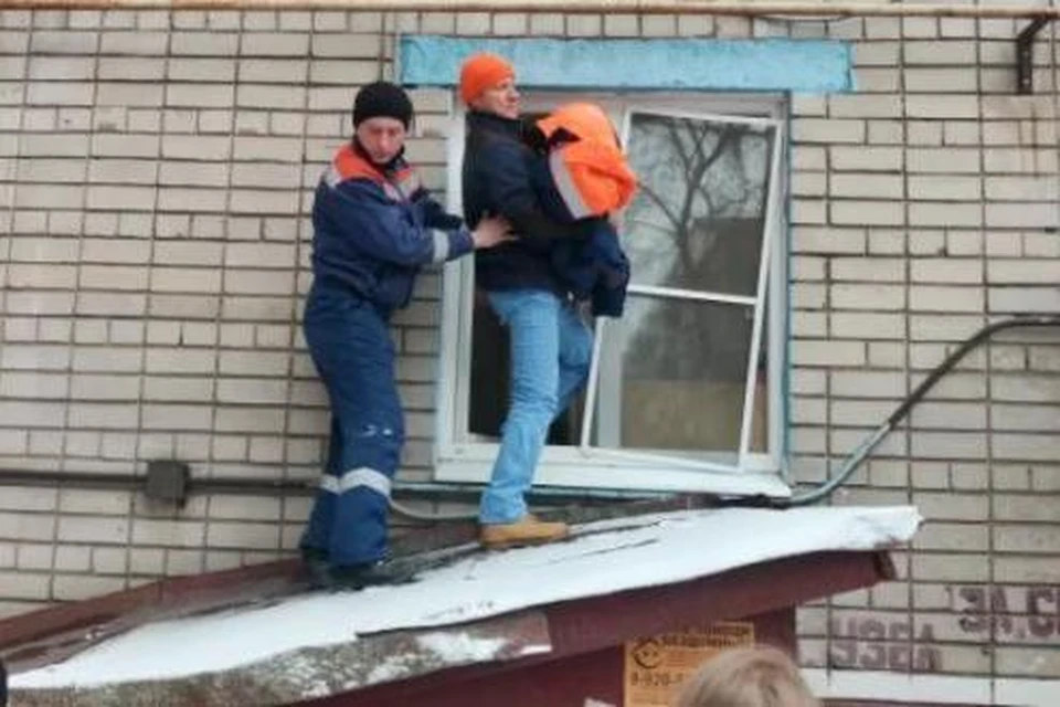 Спасатели сняли с подоконника многоэтажки 3-летнюю девочку, которую оставили одну дома в Липецке