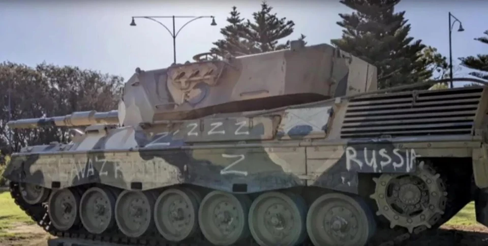 В Австралии на немецком танке Leopard появились символы Z и лозунг «Слава России!» Фото: соцсети