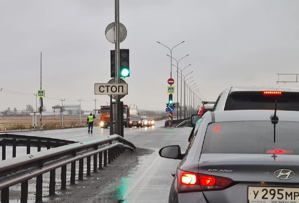 Госавтоинспекторы призывают водителей быть внимательнее на трассах