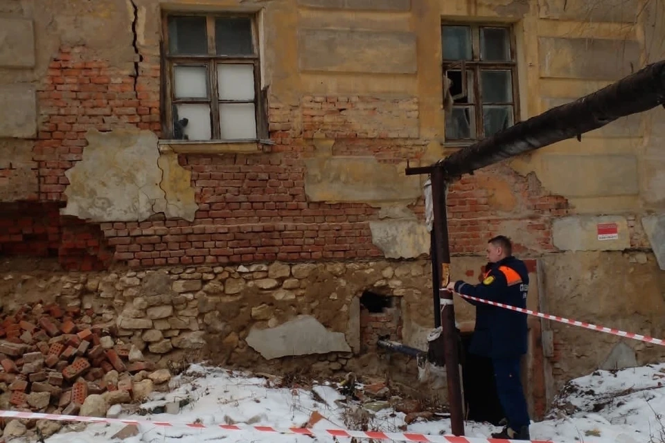 Обвалилась часть стены жилого дома на улице Грибоедова в Рязани. Фото: администрация Рязани.