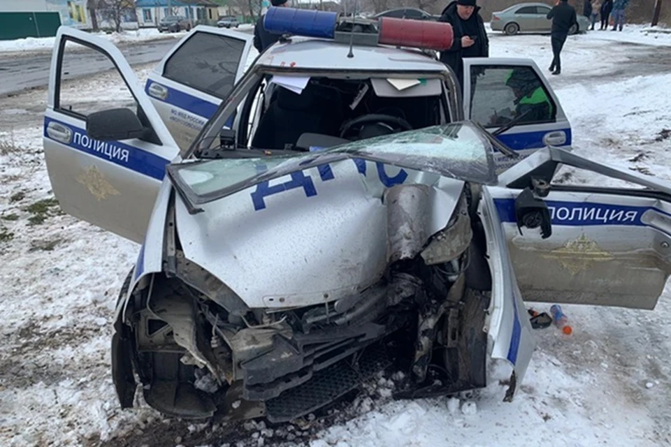 Служебный автомобиль столкнулся с "КамАЗом", а потом врезался в опору ЛЭП. Фото: СУ СКР по Ростовской области.