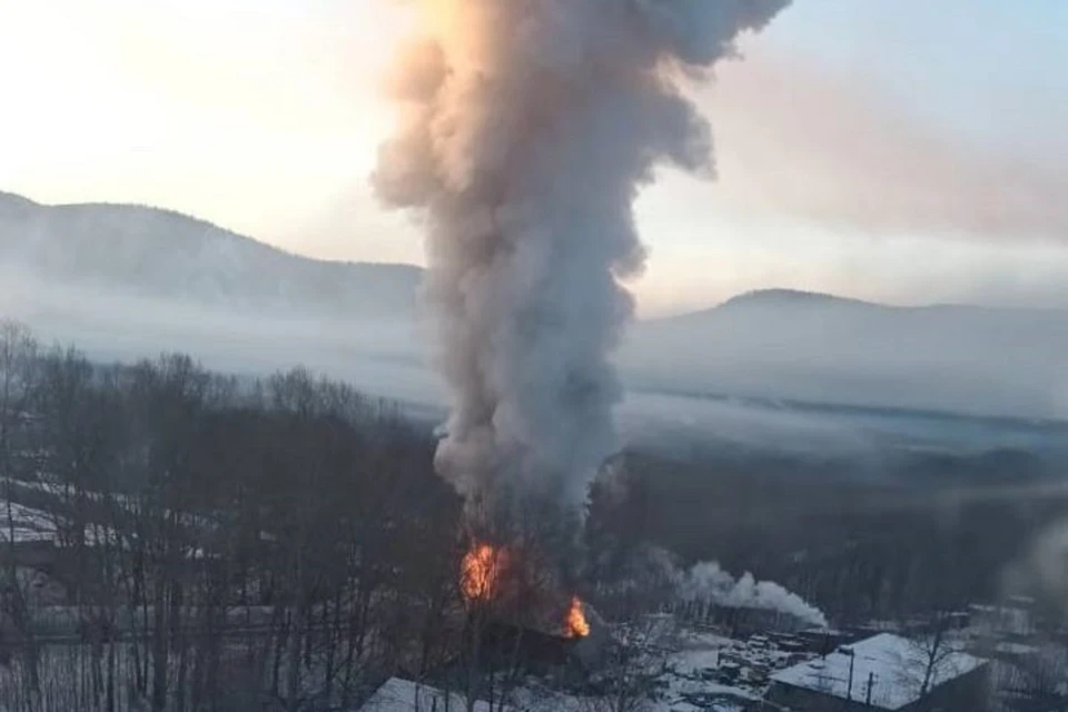 Автосервис и склад сгорели 5 февраля в Хабаровском крае Фото: @komcitynews