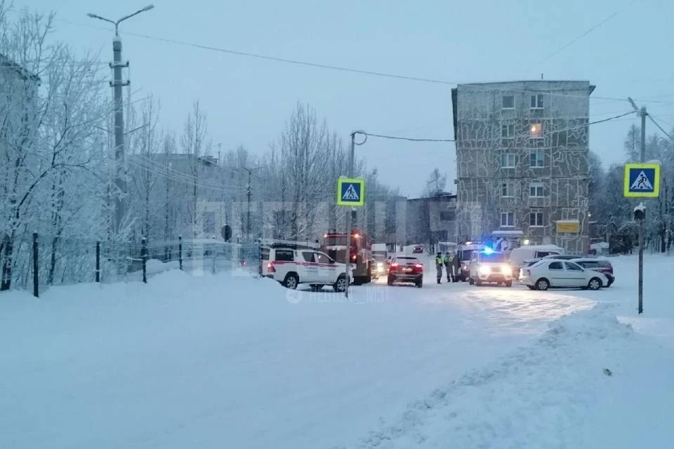 К школе №5 в Мончегорске стянуты экстренные службы. Фото: vk.com/monchegorsk