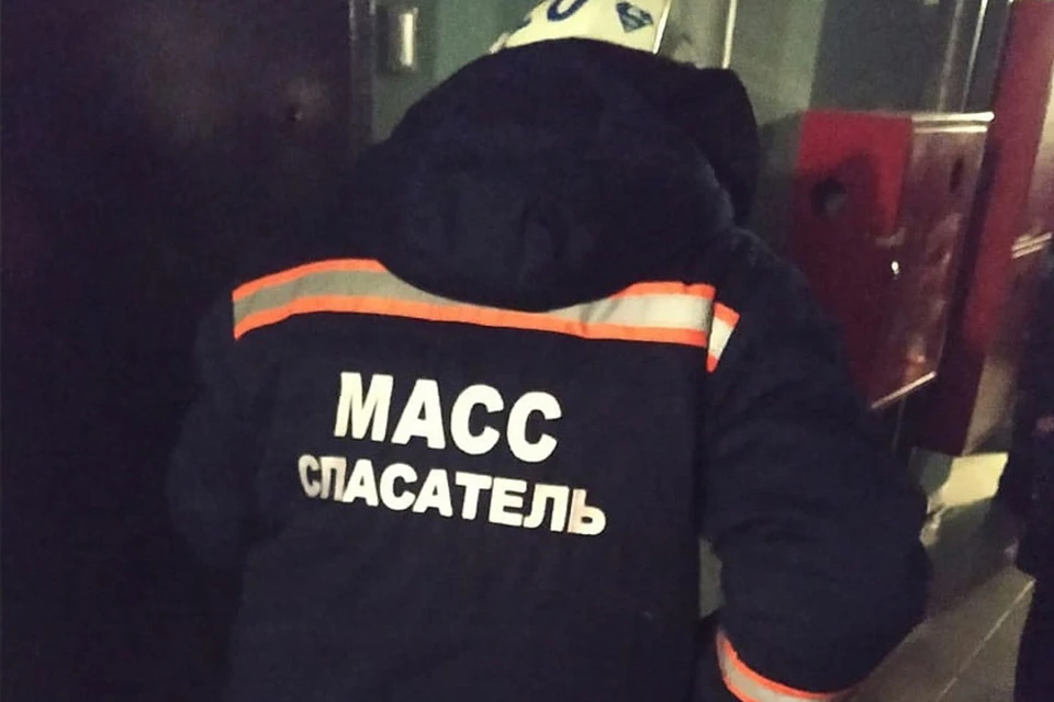 В Новосибирске в трех запертых квартирах нашли тела мертвых мужчин. Фото: Спасатели МАСС.