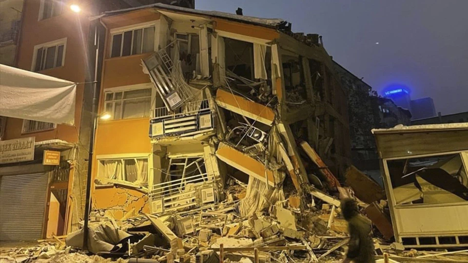В результате разгула стихии разрушены сотни домов, погибли тысячи людей