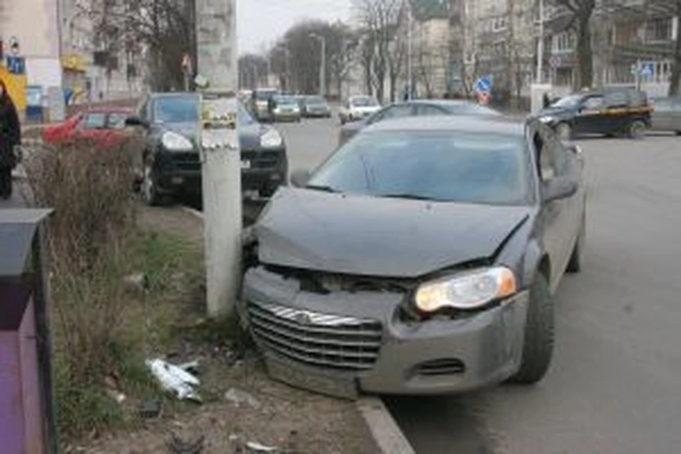 В июле 2020 года внедорожник судьи врезался в машину пенсионера. От удара его отбросило от автомобиля, рядом с которым он стоял.