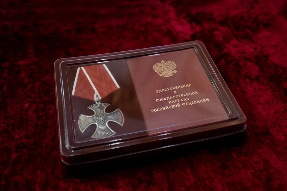 Награда за мужество, отвагу и самоотверженность была присвоена посмертно Указом Президента РФ. Фото пресс-службы регионального правительства.
