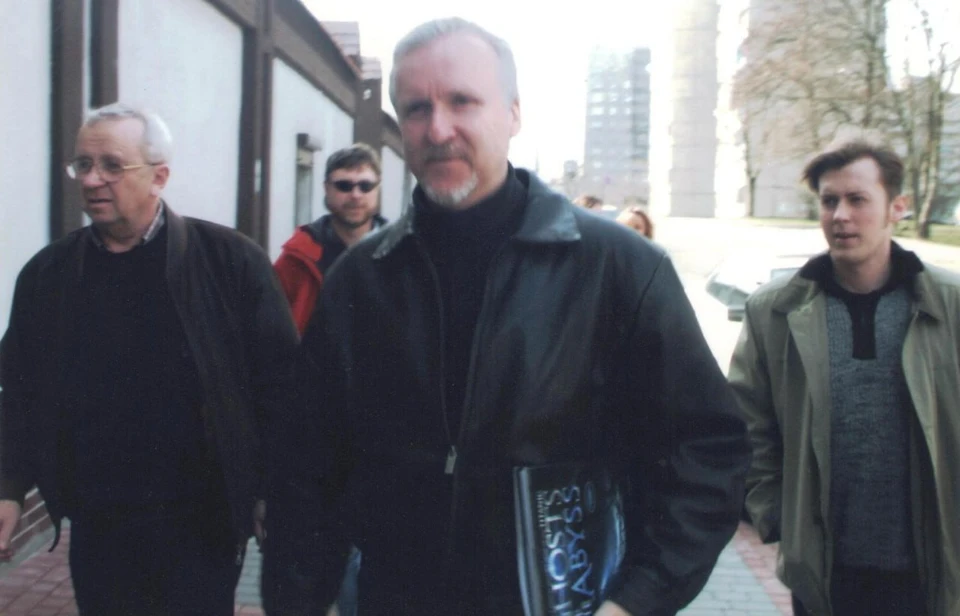 Джеймс Кэмерон (в центре) и Анатолий Сагалевич (слева) в Музее Мирового океана.