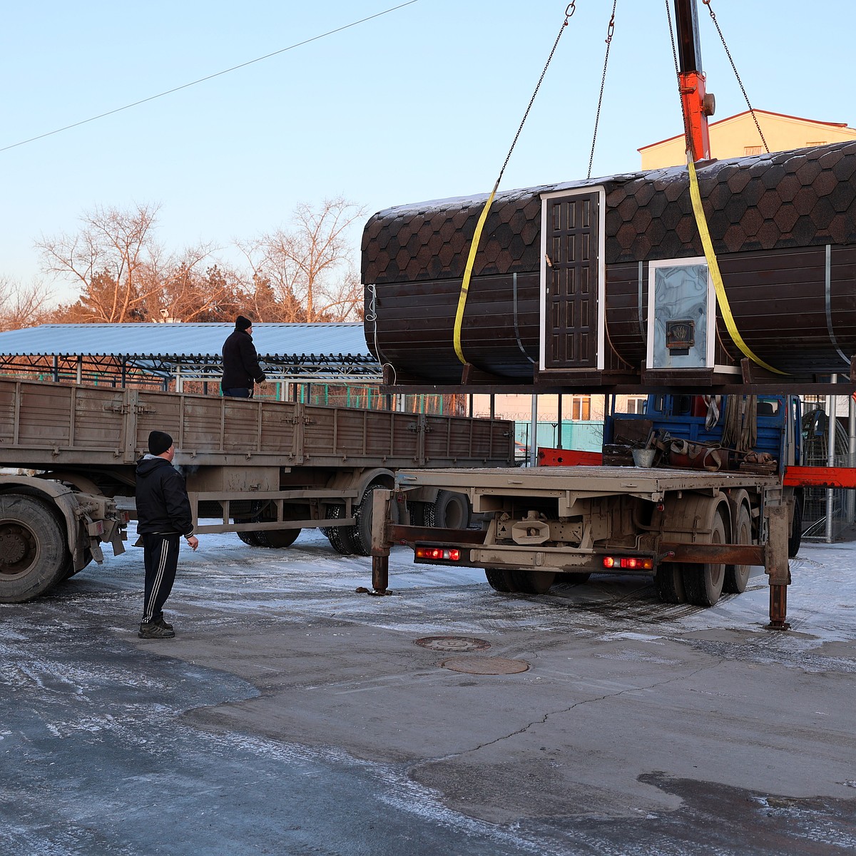 Зимнюю одежду, мобильные бани и газовые горелки отправили в зону СВО из  Липецка - KP.RU