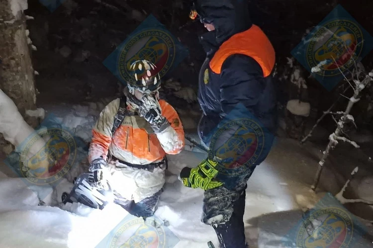 Залез на дерево, чтобы поймать связь: сноубордиста из Приморья спасали из сахалинской тайги