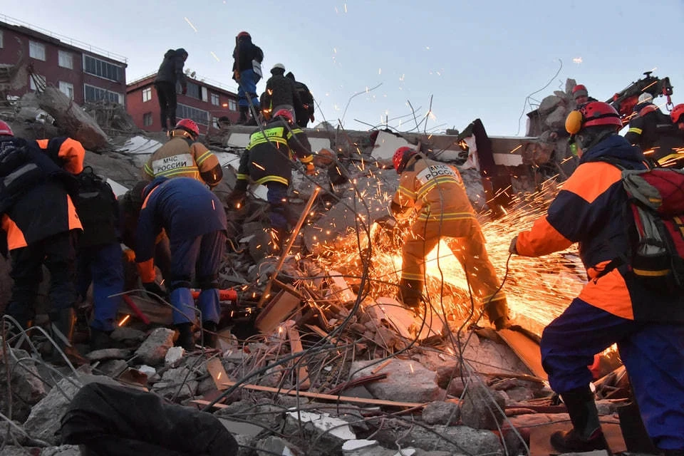 Спасатели МЧС продолжают поиски россиян под завалами после землетрясения в турецком Хатае