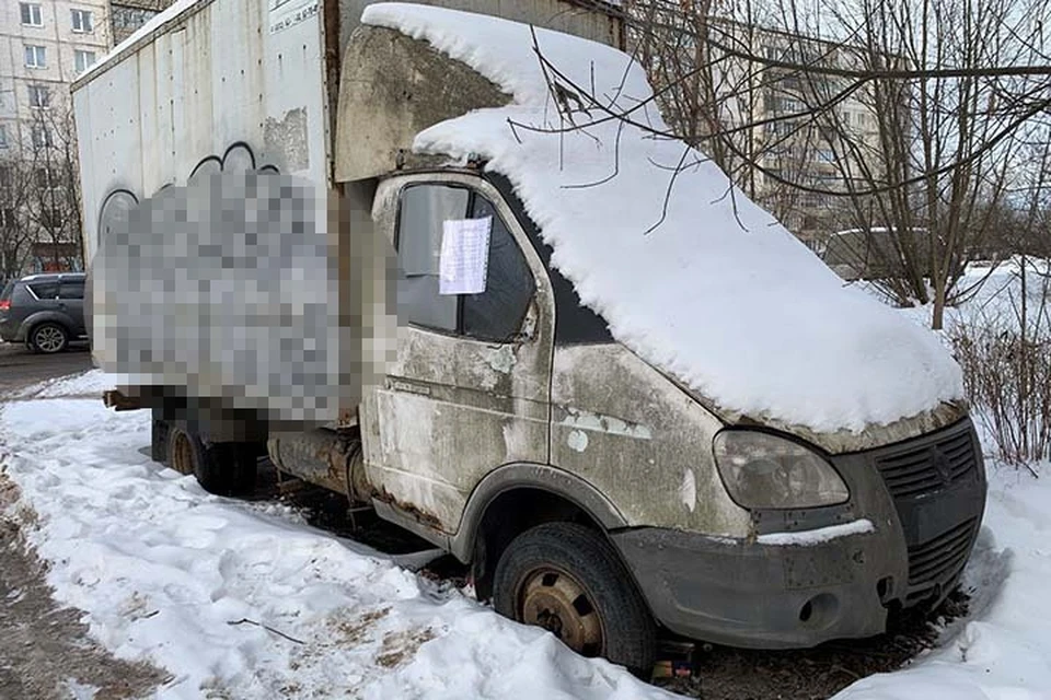 Брошенный автомобиль эвакуируют с улицы Хромова Фото: администрация Твери