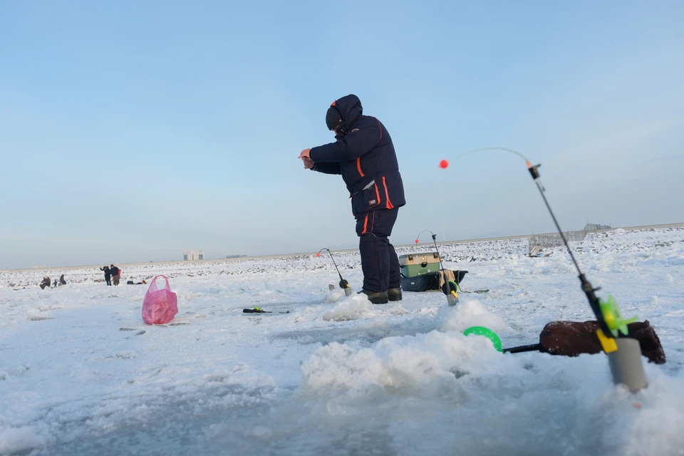 Штормовой ветер сдует рыбаков со льда.