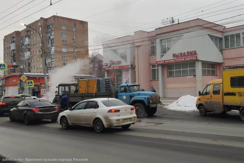 Работы на месте прорыва шли безостановочно.