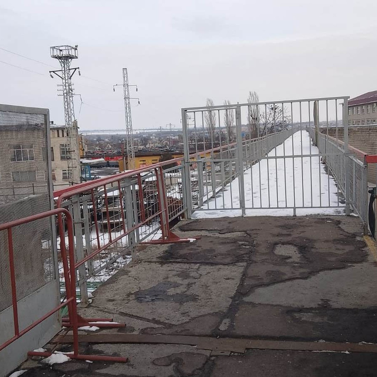 Перебегаем на красный или пролазим под вагонами»: закрытый железнодорожный  мост отрезал 12 тысяч жителей воронежского райцентра - KP.RU