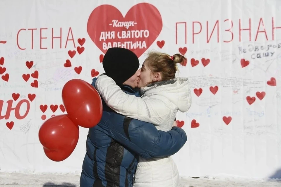 Выяснилось, что женщины заводят служебные романы реже мужчин