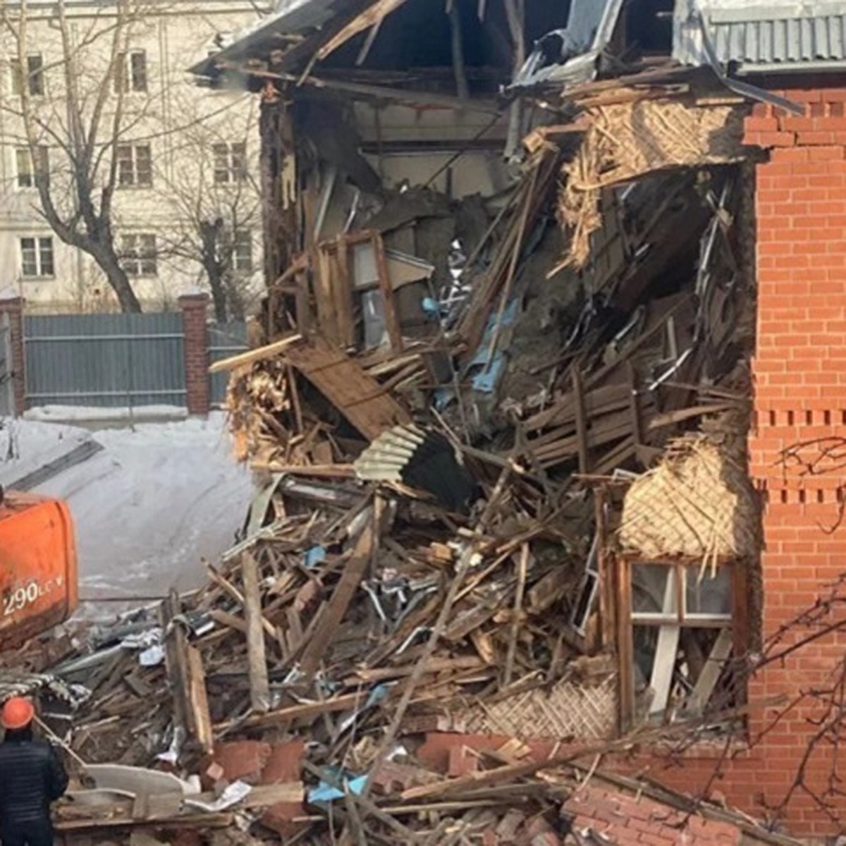 В Екатеринбурге сносят дом, за который борются жители «Республики Лодыгина»  - KP.RU