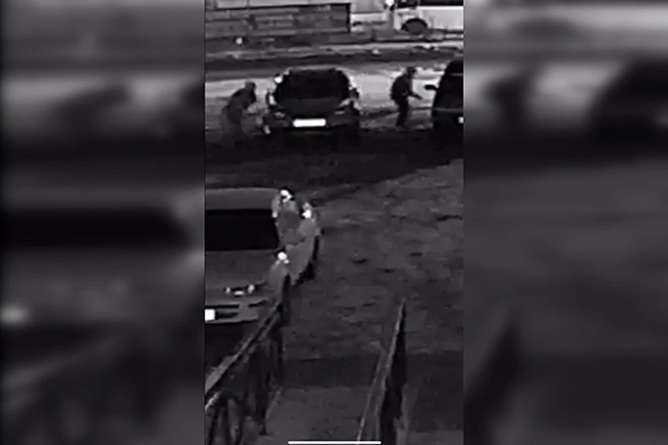 Под покровом ночи два человека спускали шины автомобилей Фото: скриншот из видео