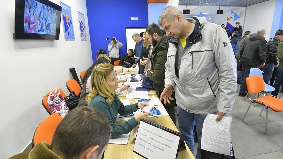 В Омске открыли первую еженедельную ярмарку вакансий предприятий оборонного  комплекса - KP.RU