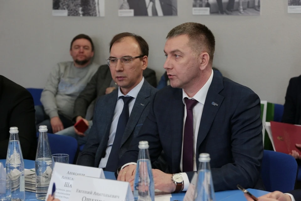 Одним из спикеров круглого стола выступил заместитель директора филиала «Россети Урал» - «Пермэнерго» по развитию и реализации услуг Александр Шагов (справа).