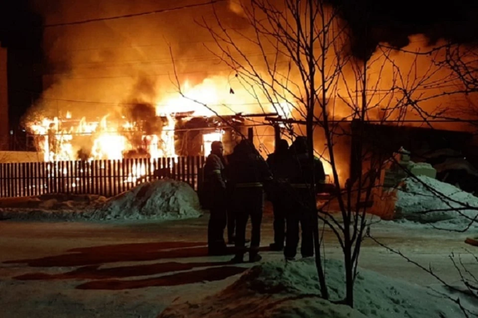 Пожар случился вечером 15 февраля. Фото: "Инцидент | Первоуральск" во "Вконтакте"