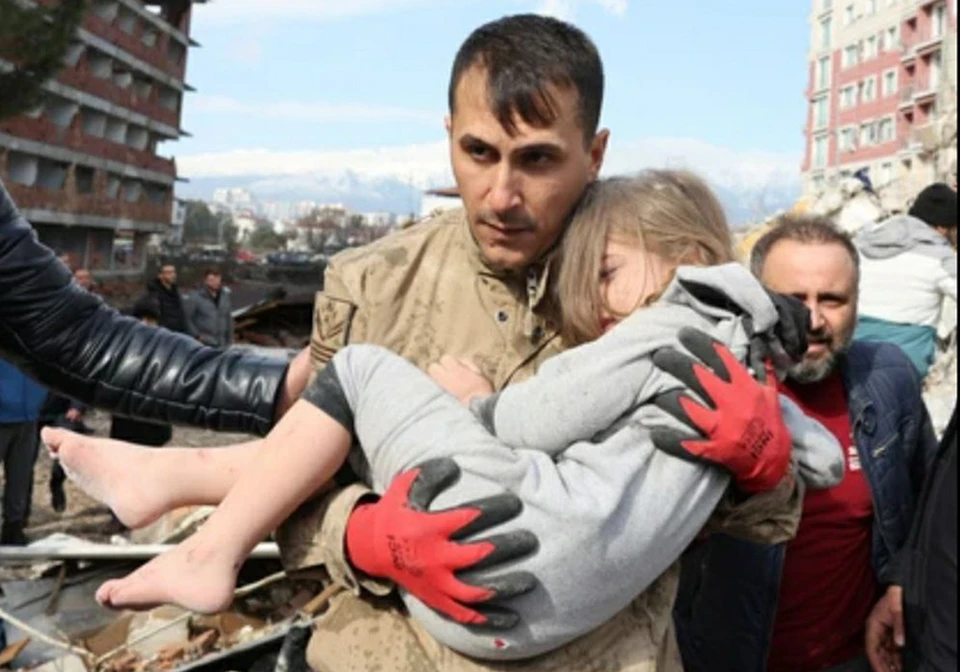 К счастью, в руинах удавалось находить живых детей. Фото: Reuters