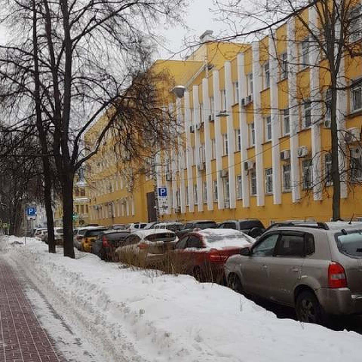 Все, кто приезжают, лезут к нам во двор»: Из-за платных парковок  нижегородские дворы превратились в автостоянки - KP.RU