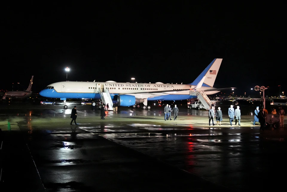 Член делегации США кубарем скатился с трапа самолета Байдена в Польше