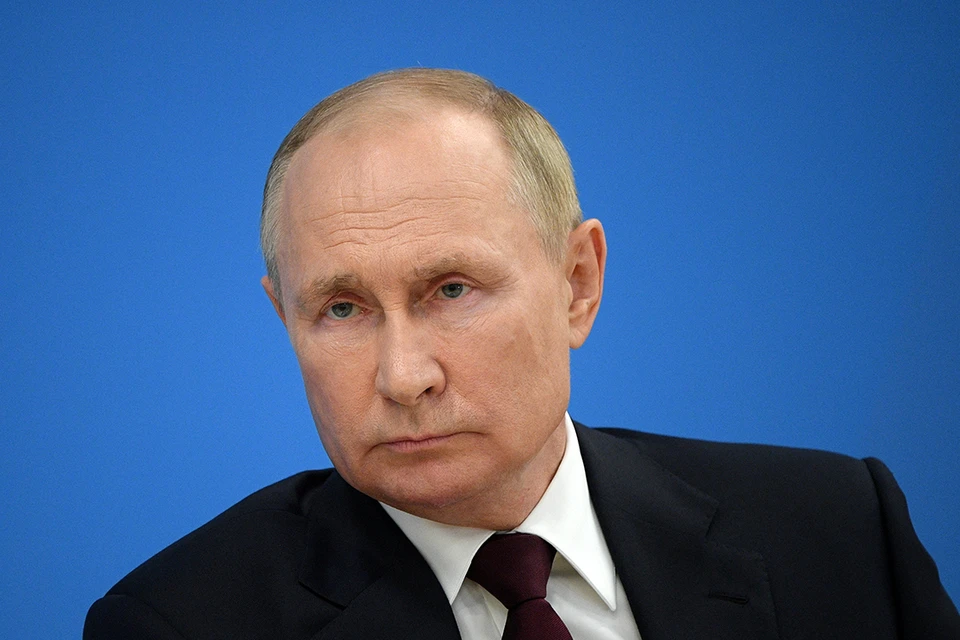 Путин поздравил россиян с Днем защитника Отечества.