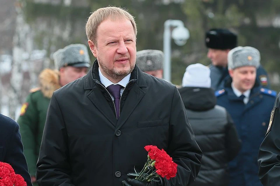 По традиции Виктор Томенко возложил цветы к скульптурной группе «Прощание»