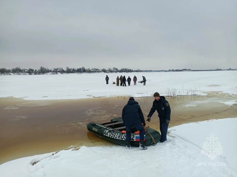 Причиной происшествия является подъём уровня воды в реке.