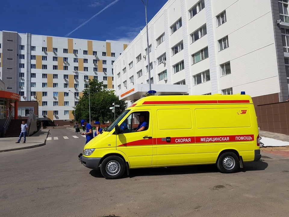 В Волгограде после падения из окна больницы скорой помощи скончался пациент