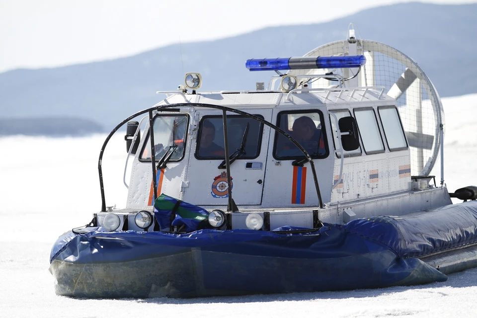 В Красноярском крае трех рыбаков едва не унесло на оторвавшейся льдине