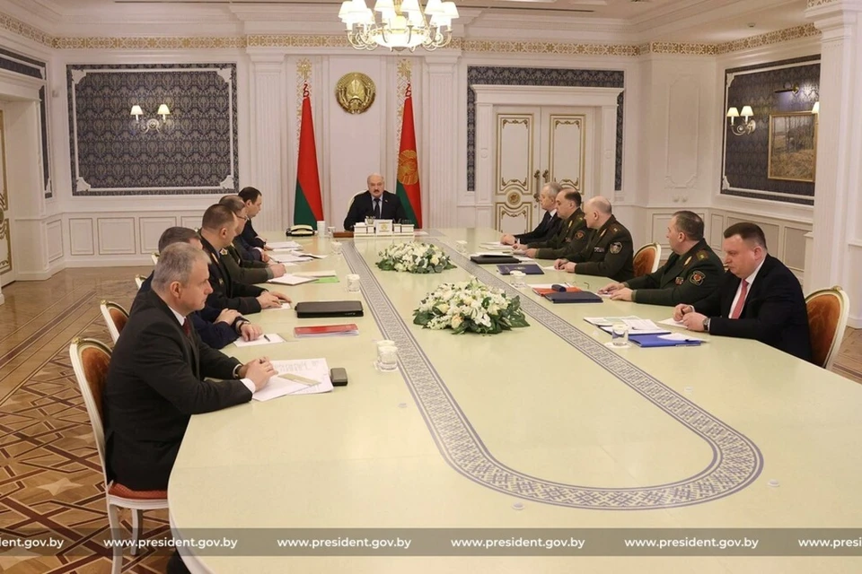 Лукашенко отметил, что Беларусь может производить достаточно вооружения и военной техники для нужд армии. Фото: president.gov.by