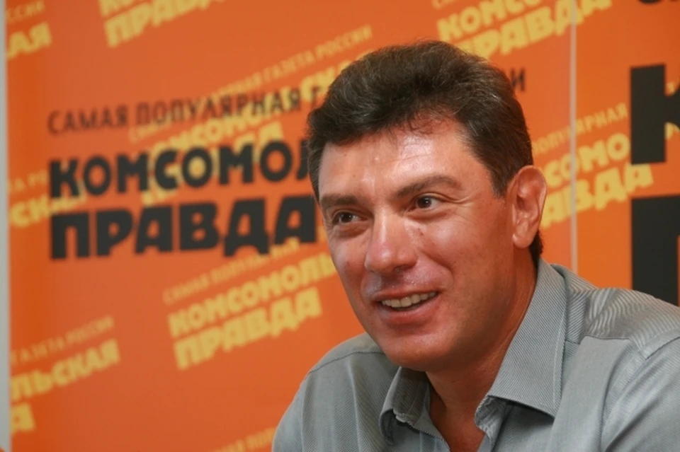 Нижегородцы устроили стихийный мемориал памяти Бориса Немцова на Театральной площади