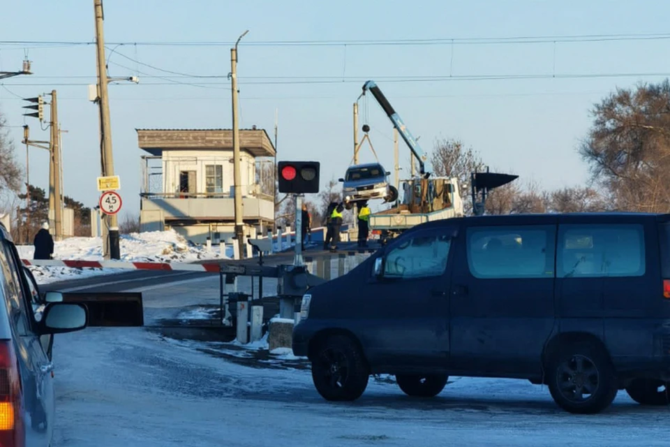 Автомобиль застрял на улице Набережной в Лесозаводске.