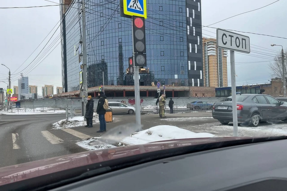 В Красноярске возле автовокзала обнаружили подозрительную сумку. Фото: Андрей Скворцов