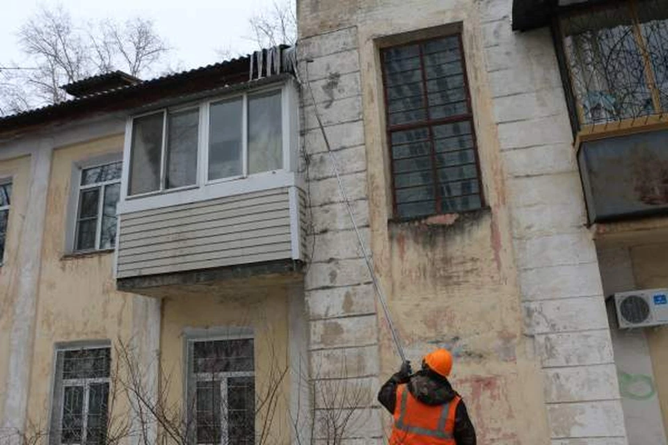 Крыши от сосулек чистят альпинисты в Хабаровске Фото: администрация Хабаровска