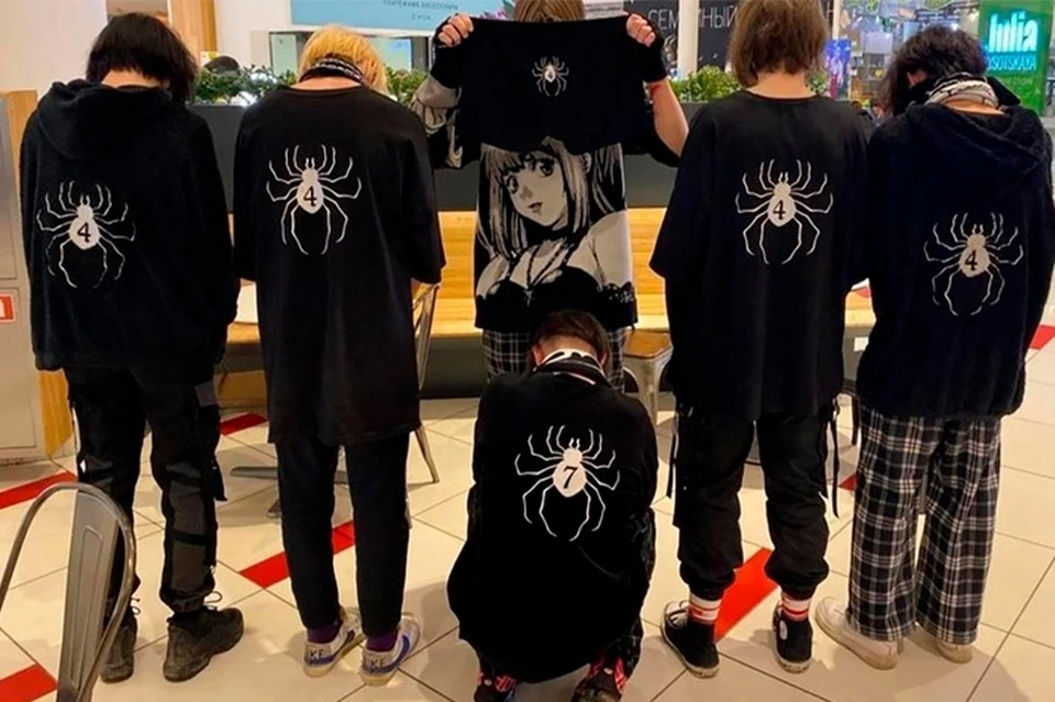 Представители новой субкудьтуры носят черные балахоны с пауком. Фото: соцсети