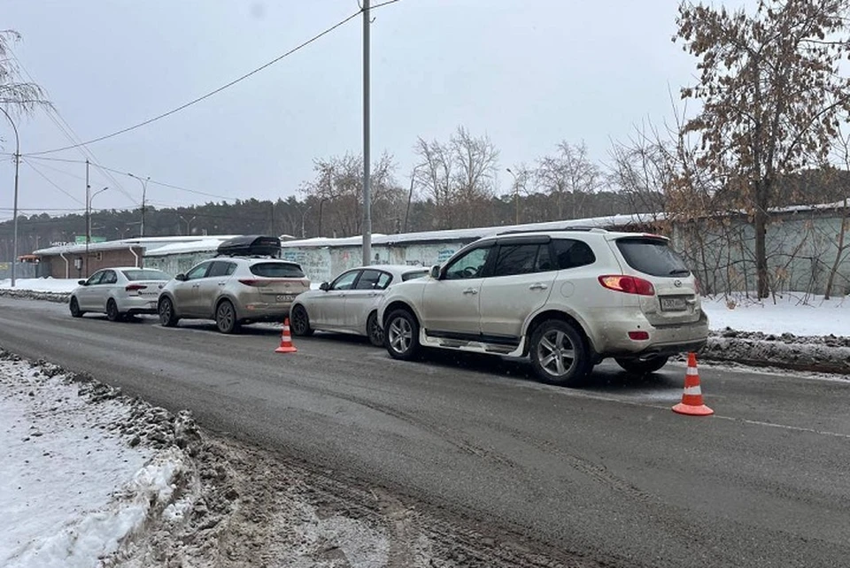 Мужчина не учел безопасную дистанцию и влетел в попутный BMW. Фото: отделение пропаганды ГИБДД по Екатеринбургу