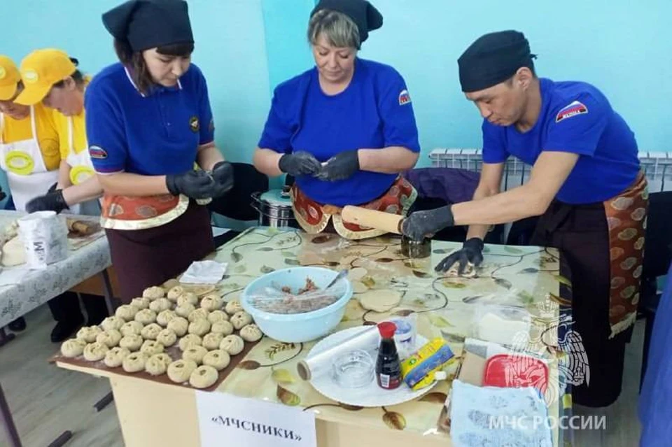 Рекорд по скорости лепки бурятских бууз поставили пожарные из Бохана