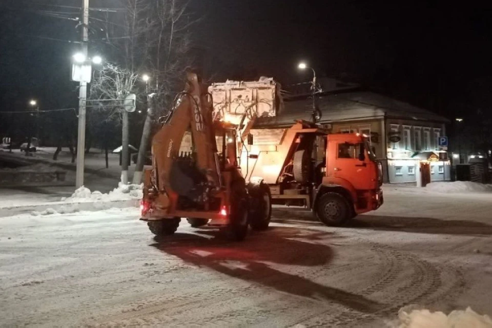 Вывоз снега киров. Вывоз снега. Снег на улице. Ночной снегопад. Снегопад фото.