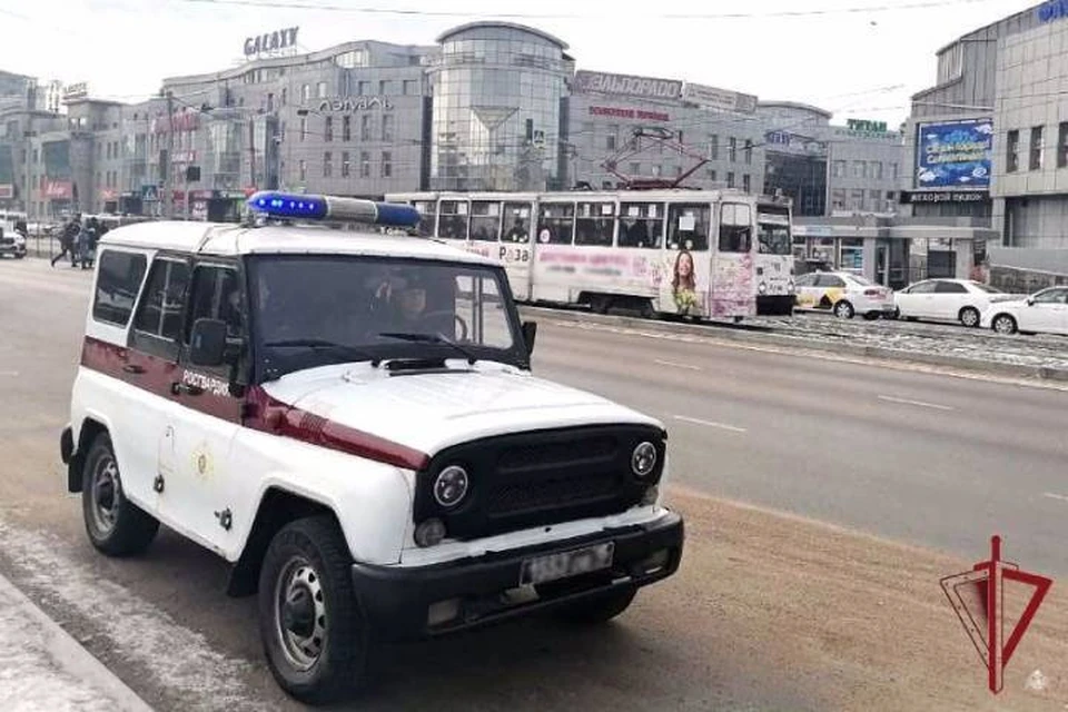 Плакал и искал маму: в Бурятии помогли 5-летнему мальчику, который оказался один в трамвае и очень испугался. Фото: Росгвардия по Бурятии.