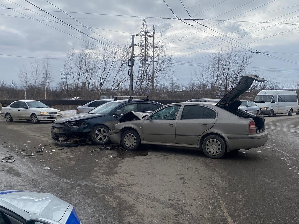 Два автомобиля столкнулись на улице Бирюзова в Рязани, пострадала женщина -  KP.RU