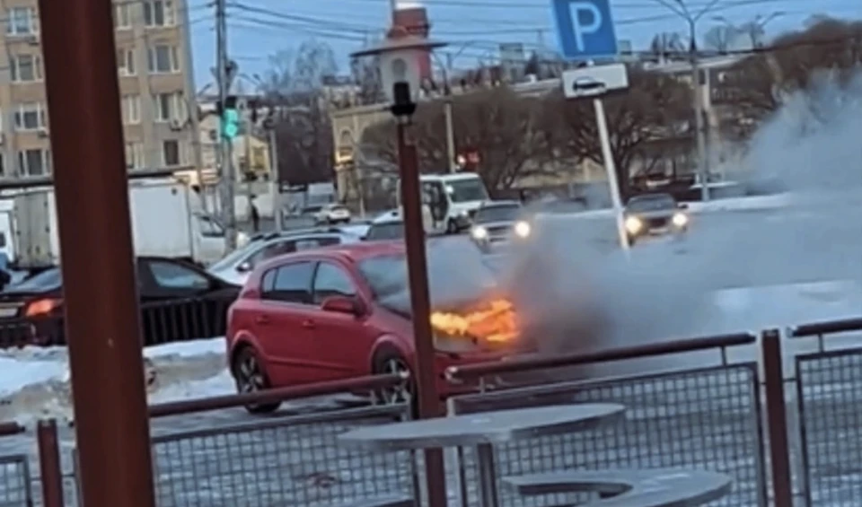 Автомобиль Opel Astra загорелся на парковке ресторана быстрого питания в Смоленске. Фото: «Подслушано Смоленск» ВКонтакте.