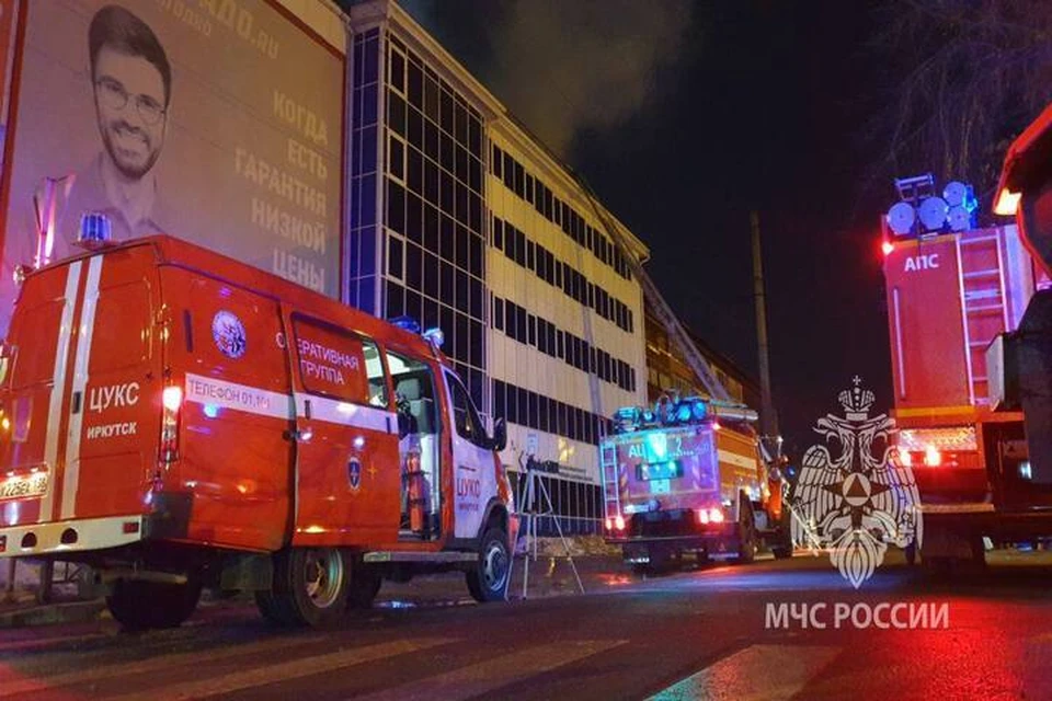 Во время тушения пожара в Иркутске на улице Карла Либкнехта пострадал сотрудник МЧС