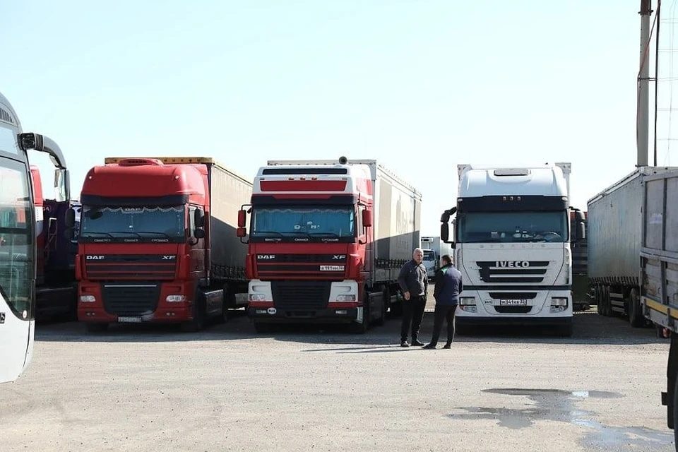 В Краснодарском крае продолжают действовать ограничения и правила проезда грузовиков к Керченской паромной переправе.