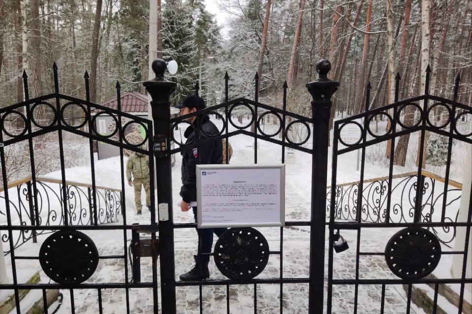 Утром люди наткнулись на закрытые ворота. Фото: vk.com/sestroreck_kurort